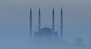 Selimiye Camisi sis bulutu içerisinde kaldı