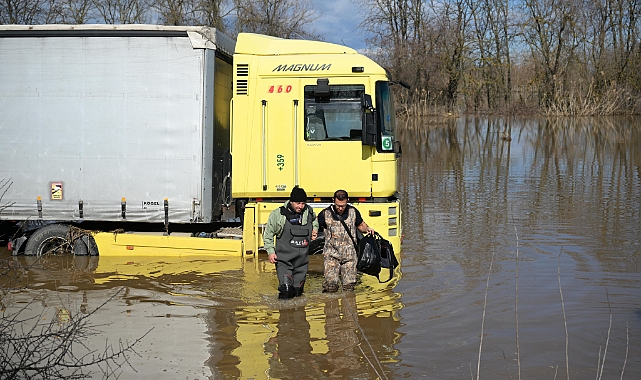 Taşkın sahasında mahsur kaldı