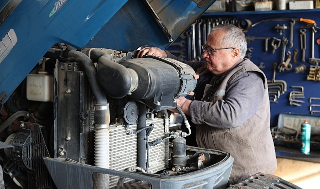 Yarım asrı aşkın süredir traktör tamiri yapıyor