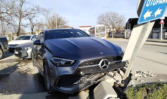 Direksiyon Hakimiyetini Kaybetti, Kavşağa Daldı