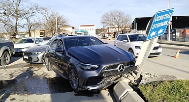 Direksiyon Hakimiyetini Kaybetti, Kavşağa Daldı