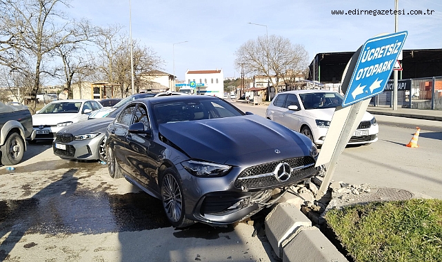 Direksiyon Hakimiyetini Kaybetti, Kavşağa Daldı