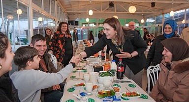 İba, işitme engelli vatandaşlarla iftar programında buluştu
