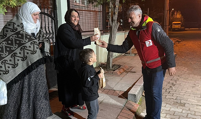 Kızılay Ekibi Mahalle Mahalle Lokma Dağıtıyor
