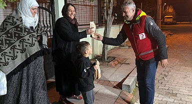 Kızılay Ekibi Mahalle Mahalle Lokma Dağıtıyor