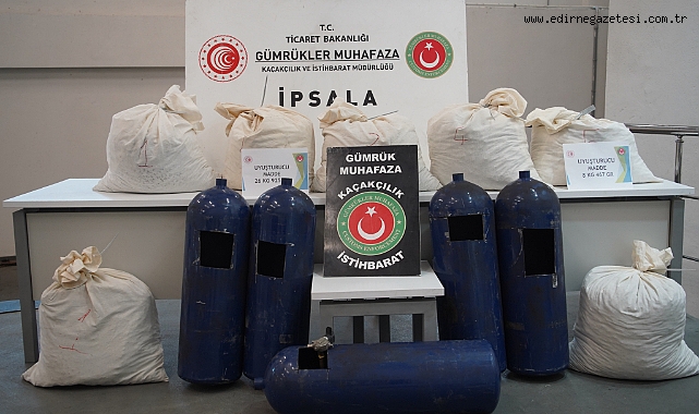 Narkotik köpekleri gizlenen uyuşturucuları buldu