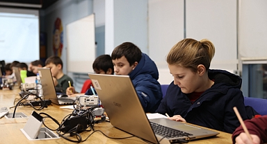 Öğrenciler robotik kodlama ile geleceğe hazırlanıyor