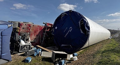 Rüzgar türbini gövdesini taşıyan tır devrildi
