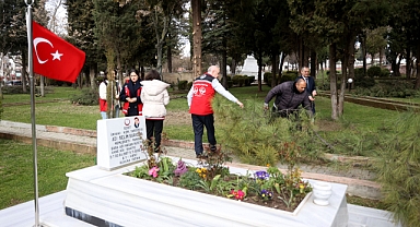 Şehitlikler bayrama hazırlanıyor