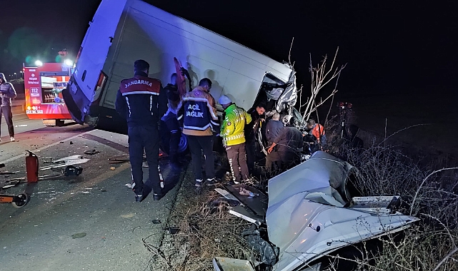 Tırla kamyonet çarpıştı, 2 kişi öldü, 1 kişi yaralandı