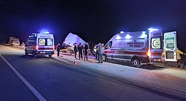Tırla kamyonet çarpıştı, 2 kişi öldü, 1 kişi yaralandı