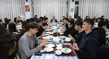 Vali Sezer, iftar programında lise öğrencileriyle buluştu
