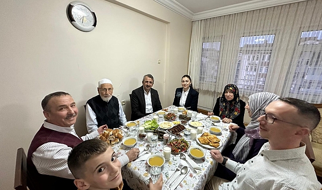 Vali Sezer, Kore gazisi Arif Bacı ve ailesiyle iftar yaptı