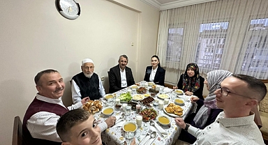 Vali Sezer, Kore gazisi Arif Bacı ve ailesiyle iftar yaptı