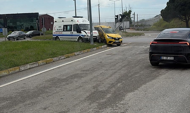 Ambulans ile Ticari Taksi Çarpıştı