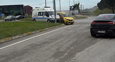 Ambulans ile Ticari Taksi Çarpıştı