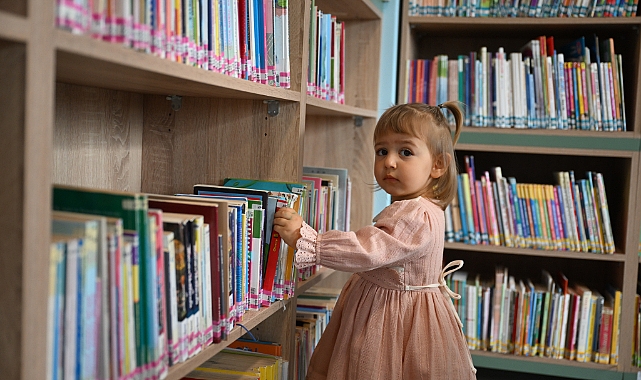 Bebekken kütüphaneye üye oldu, şimdi kitaplarla büyüyor