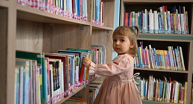 Bebekken kütüphaneye üye oldu, şimdi kitaplarla büyüyor