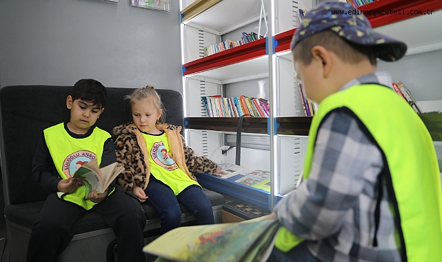 Çocuklar ve huzurevi sakinleri birlikte kitap okudu