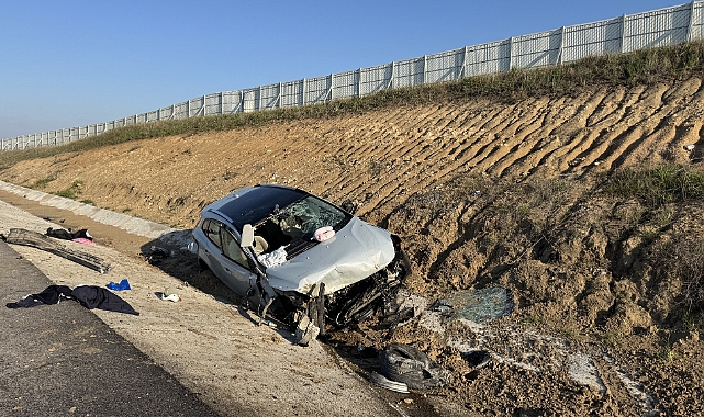 Devrilen otomobildeki 4 kişi yaralandı