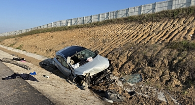 Devrilen otomobildeki 4 kişi yaralandı