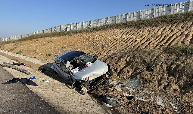 Devrilen otomobildeki 4 kişi yaralandı