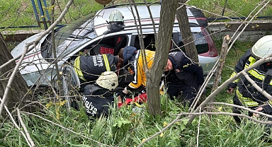 Duvara çarpan otomobilin sürücüsü hayatını kaybetti