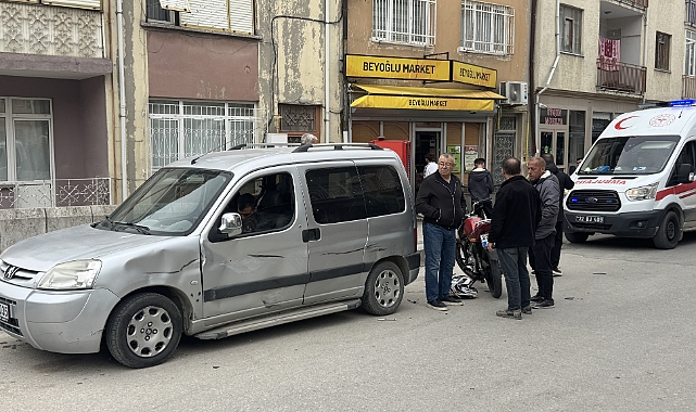 Elektrikli bisikletle motosikletin çarpıştığı kaza güvenlik kamerasında