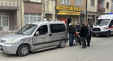 Elektrikli bisikletle motosikletin çarpıştığı kaza güvenlik kamerasında