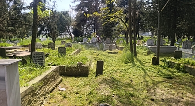 Işıklar Mezarlığı’nda Temizlik ve Bakım Çalışmaları Sürüyor