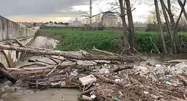 Köprü Gözlerinde Kütük ve Dallar Tehlike Yaratıyor