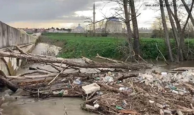 Köprü Gözlerinde Kütük ve Dallar Tehlike Yaratıyor