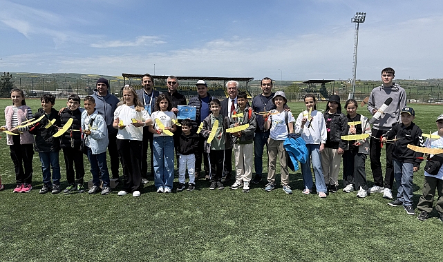 Öğrenciler tasarladıkları model uçaklarla yarışıyor