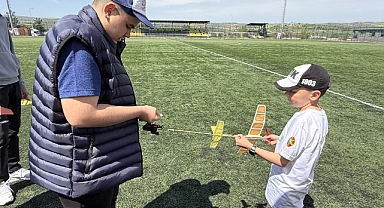 Öğrenciler tasarladıkları model uçaklarla yarışıyor