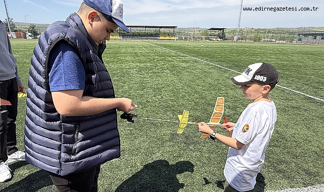 Öğrenciler tasarladıkları model uçaklarla yarışıyor