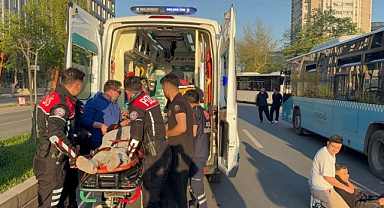Otobüse arkadan çarpan motosikletteki 2 kişi yaralandı