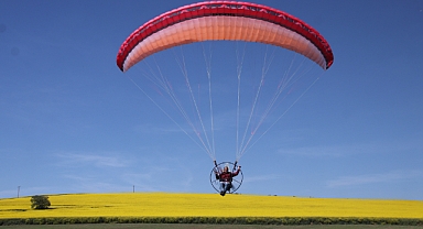 Paramotorla kanola tarlası üzerinde uçuş yapıldı