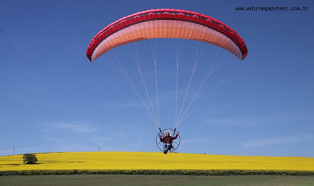 Paramotorla kanola tarlası üzerinde uçuş yapıldı