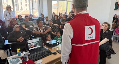 Pembe kurdele ile farkındalık mesajı