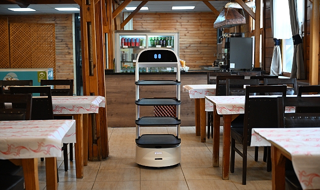  Robot garson hizmete başladı
