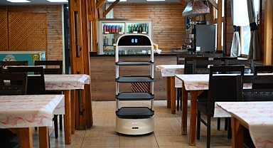  Robot garson hizmete başladı