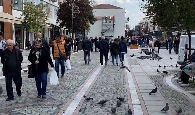 Sıcak Hava Saraçlar Caddesi’ni Hareketlendirdi