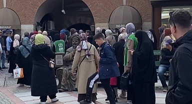 Sıcak Hava Saraçlar Caddesi’ni Hareketlendirdi