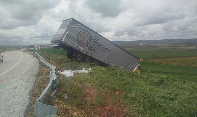 Tır bariyerleri aşıp tarlaya uçtu
