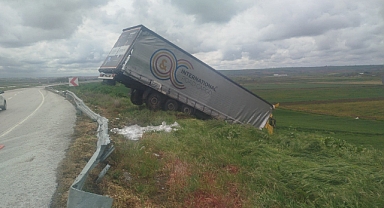 Tır bariyerleri aşıp tarlaya uçtu