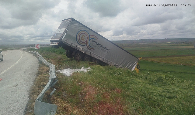 Tır bariyerleri aşıp tarlaya uçtu
