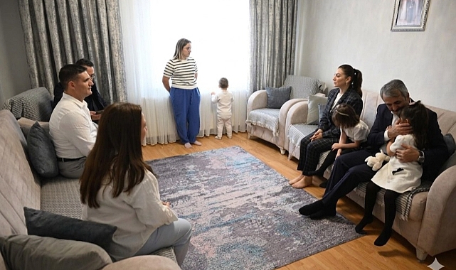 Vali Sezer koruyucu aileyi ziyaret etti