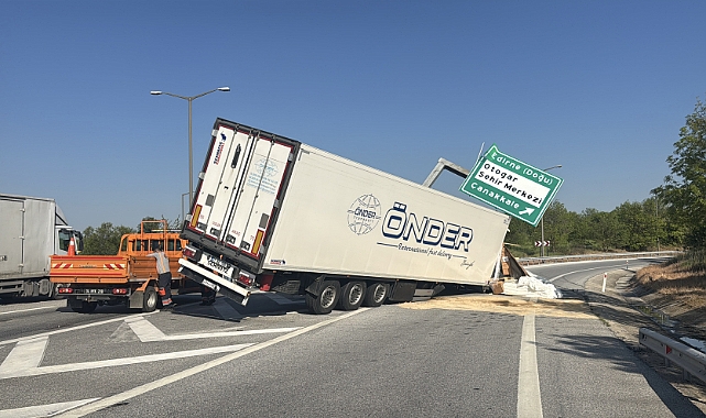 Bariyere ve direğe çarpan tırın sürücüsü yaralandı