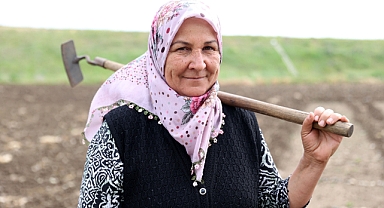 Çiftçi kadınlar üretimin yükünü omuzluyor