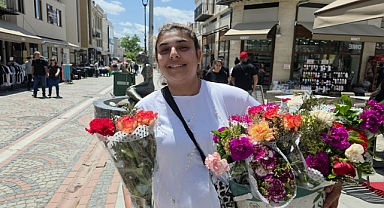 Ellerinde Çiçek, Yüreklerinde Özlem